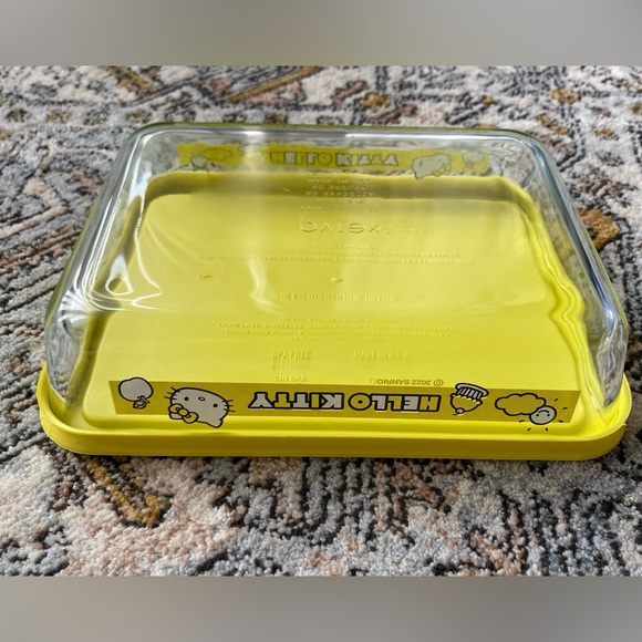 Pyrex x Hello Kitty Glass container with lid NWOT - Picture 2 of 10